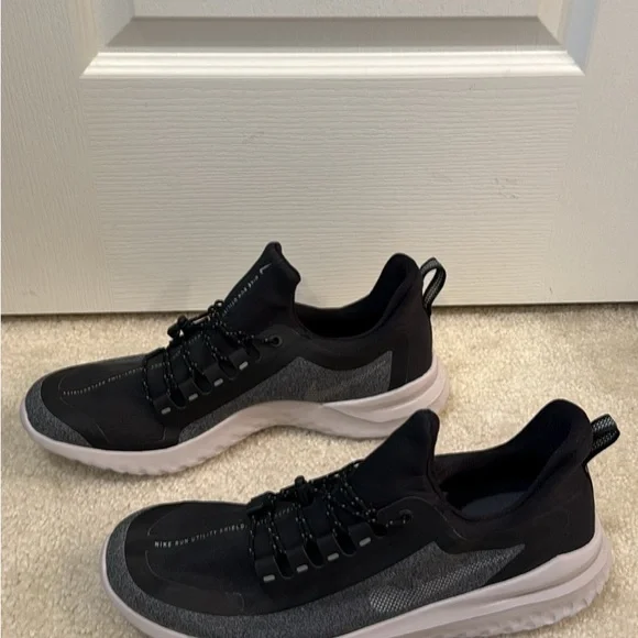 Waterproof Nike Black and White Athletic Shoes - Picture 2 of 6